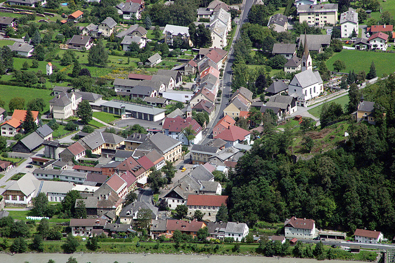 Фото достопримечательностей Австрии: Заксенбург (Sachsenburg) – маленькая альпийская деревня в долине реки Драва