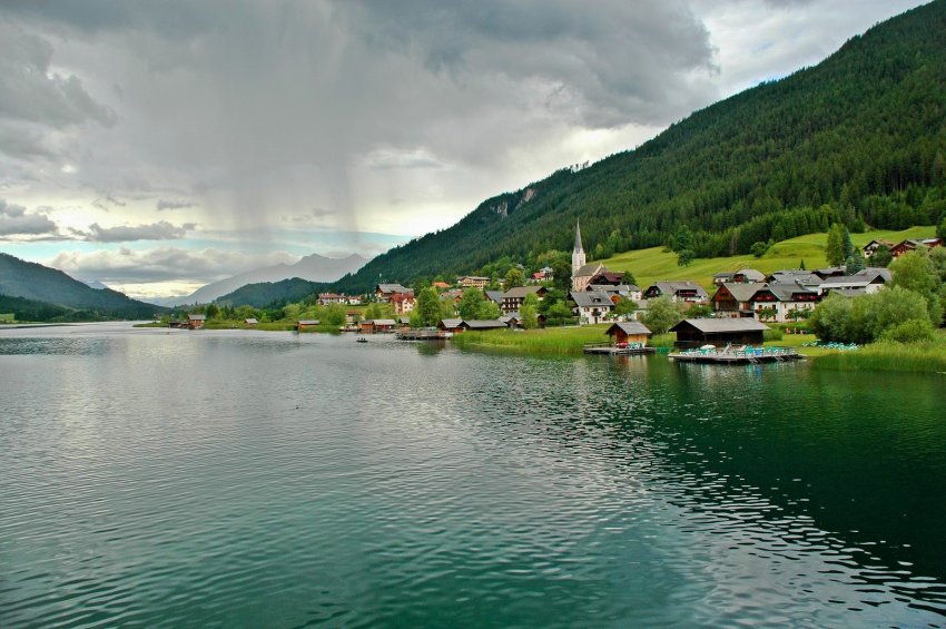 Фото достопримечательностей Австрии: Деревенька Вайсензее (Weissensee) на озере Вайсен