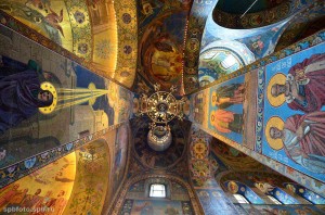 Внутри храма Спас на крови