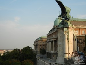 Птица Туруль с мечом Атиллы (Будапешт)