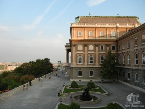 Площадь перед королевским дворцом (Будапешт)