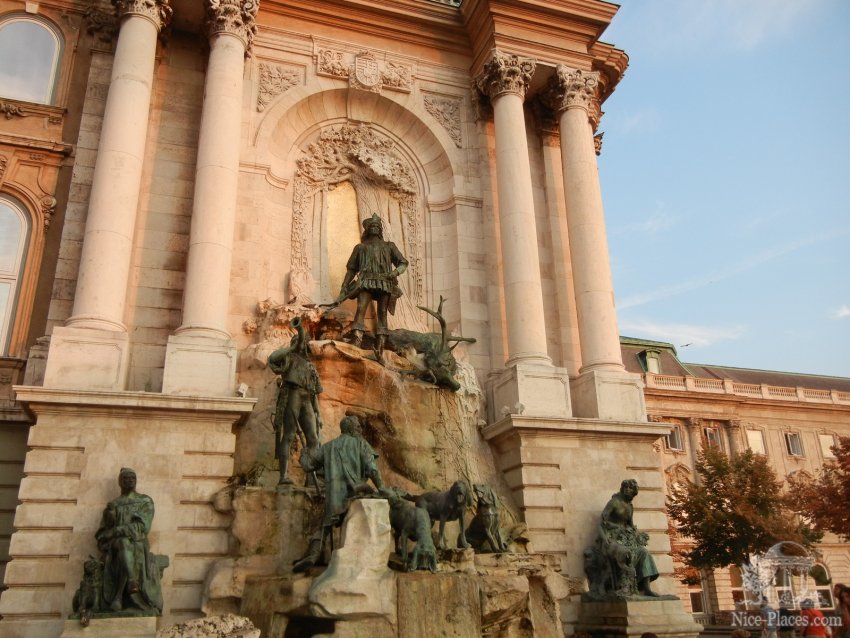 Фото достопримечательностей Будапешта: Фонтан с охотничьей сценой у стены королевского дворца