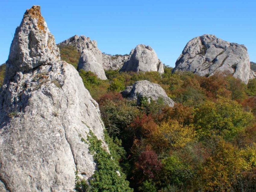 Фото достопримечательностей Крыма и ЮБК: Скалы Тышлар или Храм Солнца. Загадав здесь желание, люди верят в то, что оно обязательно сбудется