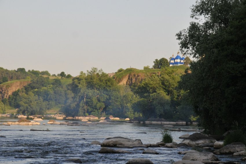 Фото достопримечательностей Других достопримечательностей Украины: Вид на реку Южный Буг и деревянную церковь Рождества Богородицы в с. Печера