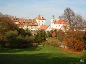 Вид на крыши замка и костела с Замкового парка (Чехия)