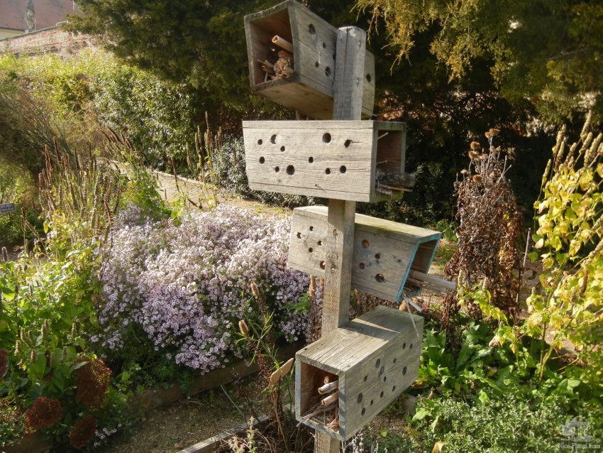 Фото достопримечательностей Чехии: Это "отель для насекомых" в травяном саду при Валтицком замке