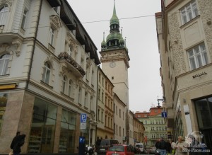 Впереди - башня Старой Ратуши (Чехия)