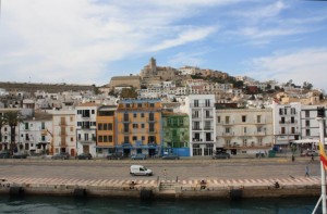 Остров Ибица. Вид на причал и город