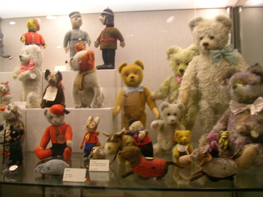 Фото достопримечательностей Германии: Коллекция мишек Тедди в Нюрнбергском музее игрушек