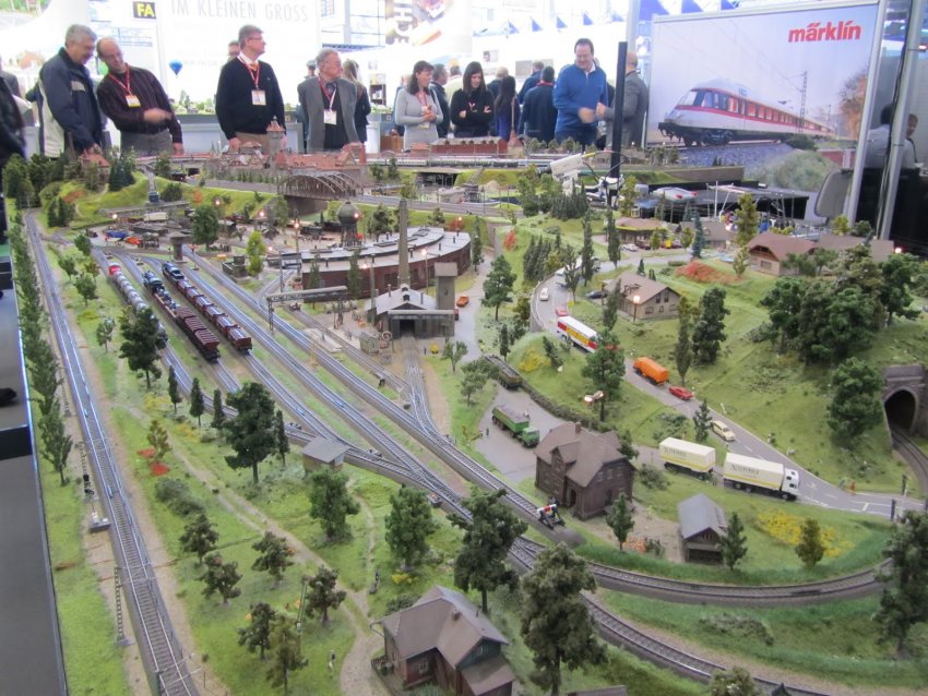 Фото достопримечательностей Германии: Огромная реалистичная игрушечная железная дорога на выставке Spielwarenmesse 