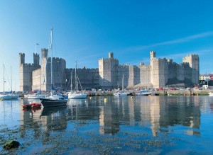 Знаменитая крепость в Уэльском городе Карнарвон (Caernarfon) (Великобритания (Англия))