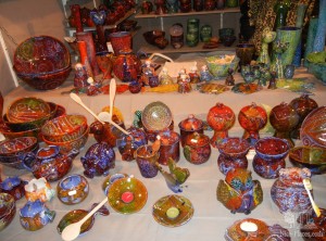 Глиняная посуда, роспись уже совсем другая (Будапешт)