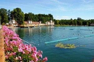 Вода в озере Хевиз лечебная и полностью обновляется каждые 24 часа