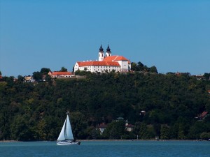 Вид на полуостров Тихань и Аббатство Св. Аньоша с вод Балатона