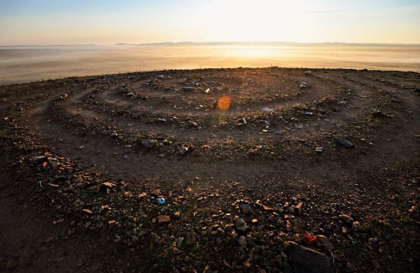 Фото достопримечательностей Урала: Кольцевая структура Аркаима, входящему в город нужно было пройти путь, который проходит Солнце