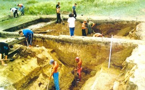 Раскопки и исследования в заповеднике Аркаим не прекращаются и по сей день (Урал)