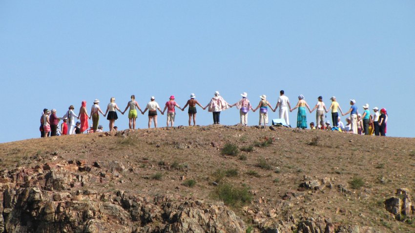 Фото достопримечательностей Урала: Люди на горе Шаманке пытаются почерпнуть космическую энергию