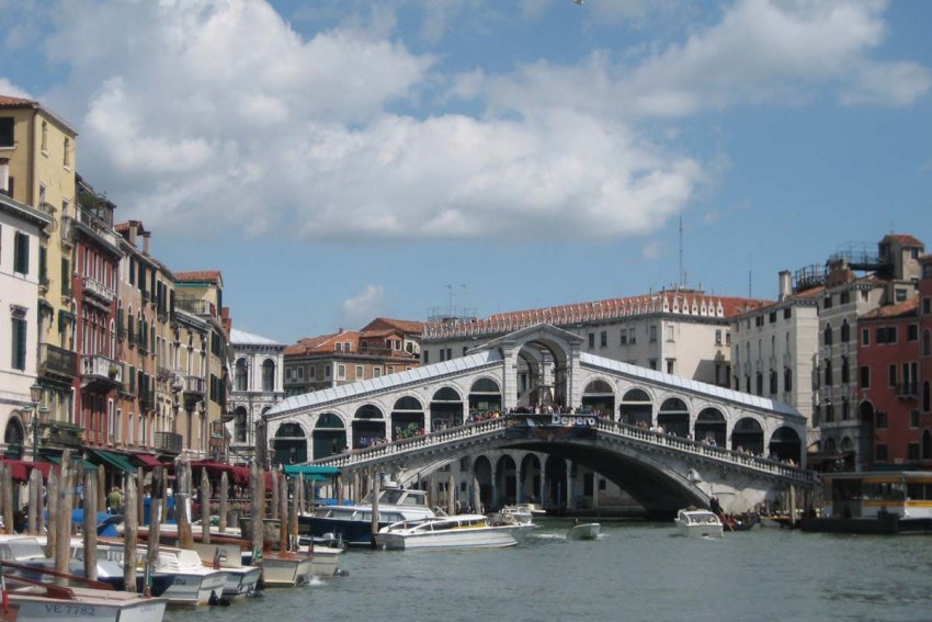 Фото достопримечательностей Венеции: мост Риальто &mdash; один из символов Венеции