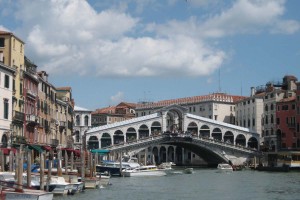 мост Риальто - один из символов Венеции (Венеция)