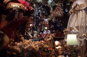 Витрина с венецианскими масками и костюмами (Венеция)