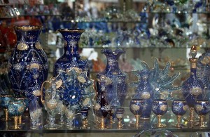 Муранское стекло в витрине одного из венецианских магазинах (Венеция)