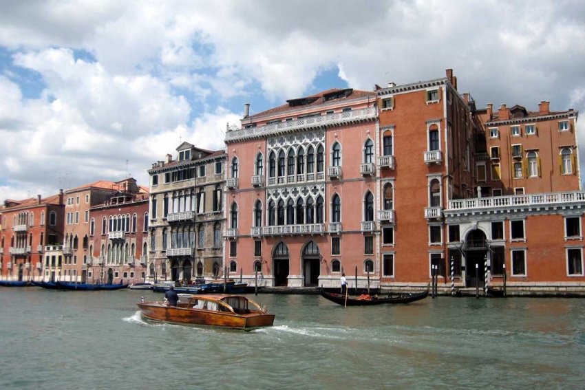 Фото достопримечательностей Венеции: Виды на Венецию с канала