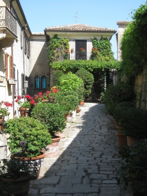 Узкая красочная улочка Сан-Марино (Италия)