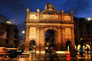 Триумфальная арка Марии Терезии в ночной подсветке (Австрия)