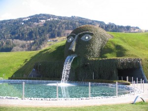 Необычный внешний вид музея Сваровски впечатляет