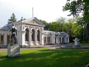 Здание лечебных ванн в Ессентуках (Кавказ и Черноморское побережье)