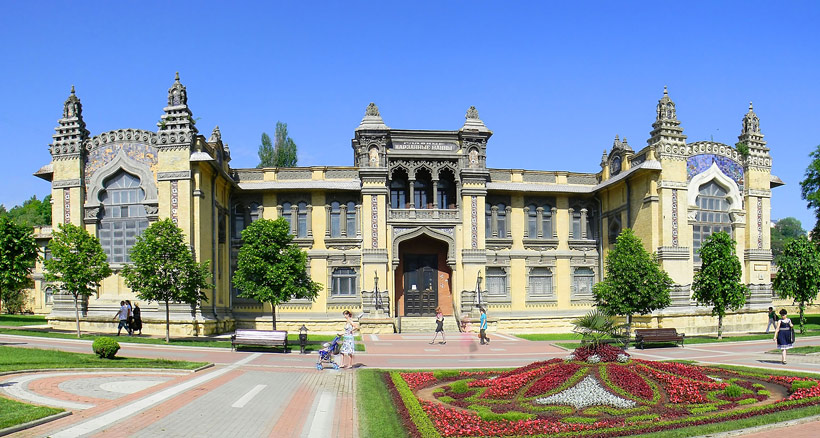 Фото достопримечательностей Кавказа и Черноморского побережья: Здание нарзанных вод в Кислововдске