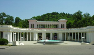 Колоннада в курортном парке Кисловодска (Кавказ и Черноморское побережье)