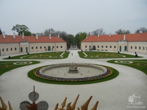 Вид с балкона лестницы на внутренний двор замка