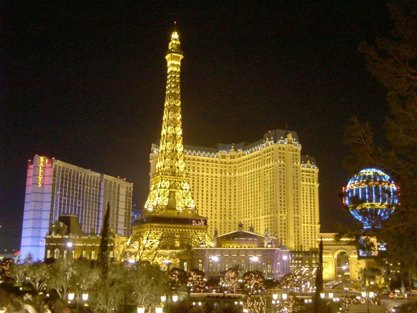 Фото достопримечательностей Парижа: Эйфелева башня в ночных огнях