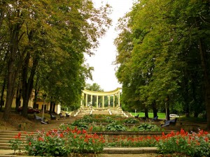 Лестница-каскад - один из входов в курортный парк Кисловодска (Кавказ и Черноморское побережье)