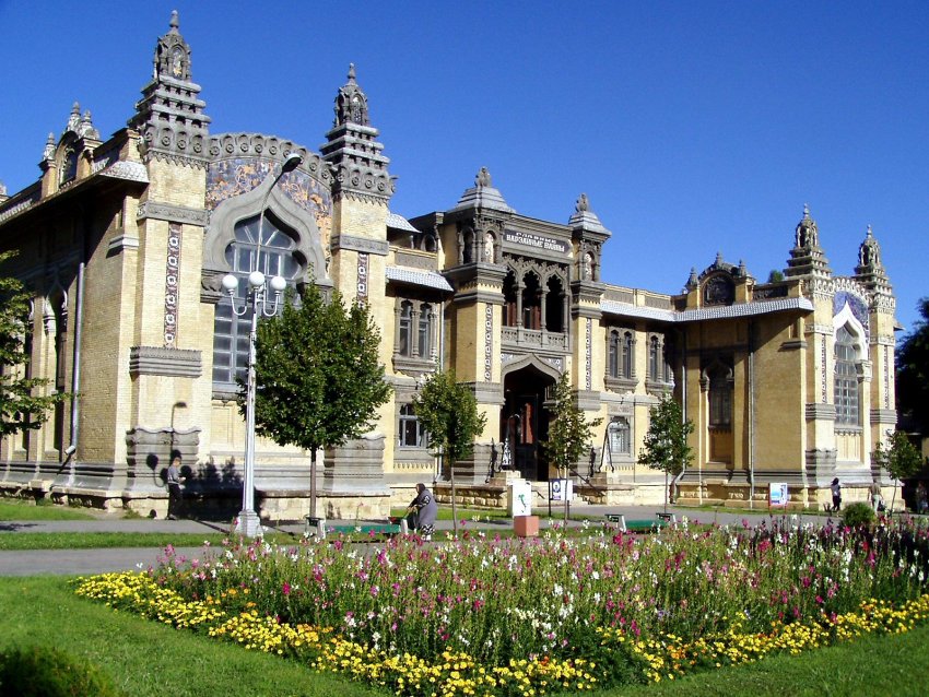 Фото достопримечательностей Кавказа и Черноморского побережья: Здание главных нарзанных ванн в Кисловодске