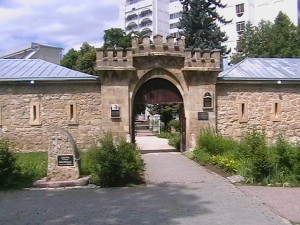 Камень, на месте где был заложен Кисловодск и остатки кисловодской крепости (Кавказ и Черноморское побережье)