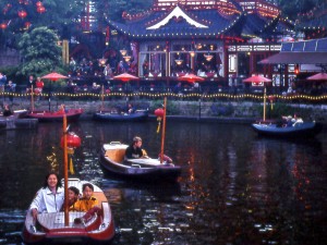 Озеро с аттракционами в парке развлечений "Тиволи" (Страны Скандинавии)