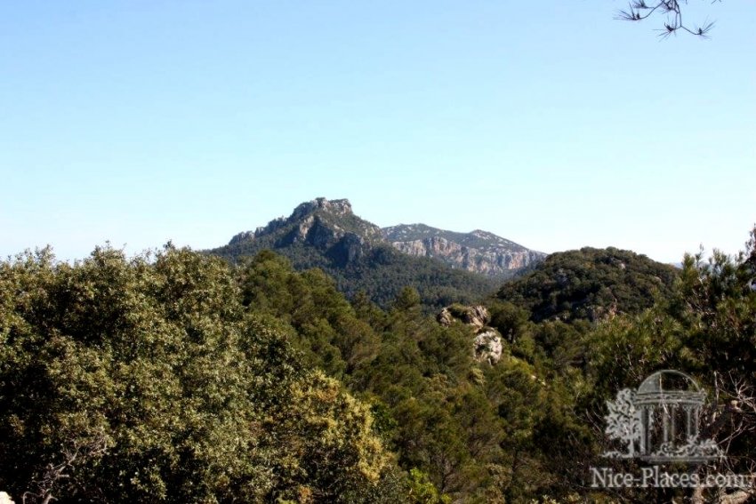 Фото достопримечательностей острова Майорка: С другой стороны открывается красивый вид на горную гряду Сьерра де Трамунтана