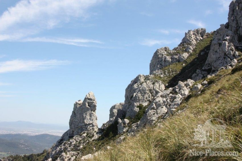 Фото достопримечательностей острова Майорка: На всем пути попадаются необычные скальные образования