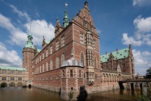 Замок Фредериксборг в датском городе Хиллеред недалеко от Копенгагена (Страны Скандинавии)