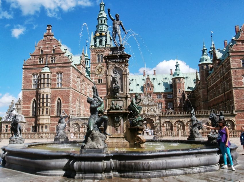 Фото достопримечательностей Стран Скандинавии: Фонтан у главного входа в замок