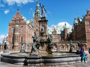 Фонтан у главного входа в замок (Страны Скандинавии)