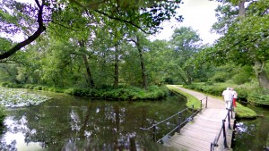 Парк Фредериксборг в английском стиле, повсюду ручьи и озерка с водой (Страны Скандинавии)