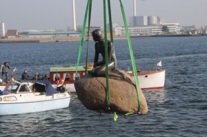 В 2010 году статуя Русалочки участвовала во всемирной выставке в Шанхае, для чего была под охраной экспедирована (Страны Скандинавии)