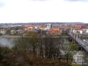 Вид с обзорной площадки на стороне района Алексотас. Справа мост Витовта Великого, в центре храм Св. Витовта (Прибалтика)