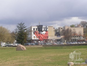 Необычное граффити в Каунасе на целый дом: курящая трубку бабушка (Прибалтика)