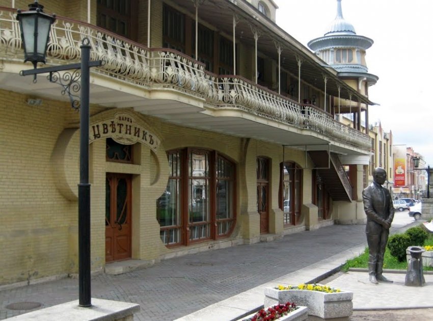 Фото достопримечательностей Кавказа и Черноморского побережья: Памятник Кисе Воробьянинову у входа в парк Цветник в Пятигорске