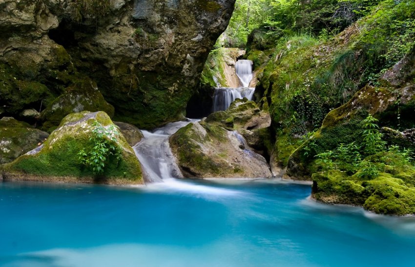 Фото достопримечательностей Испании: Бирюзовая река Навары (Río Urederra)