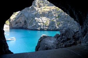 пляж между скал на Майорке (Sa Calobra) (Испания)